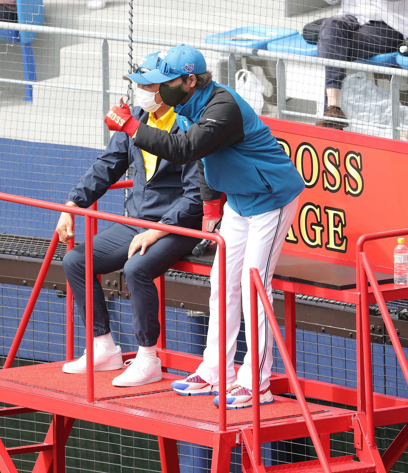 紅白戦で1死満塁の状況から満塁弾を放った野村にサムアップを見せる新庄監督（右）（撮影・河野匠）