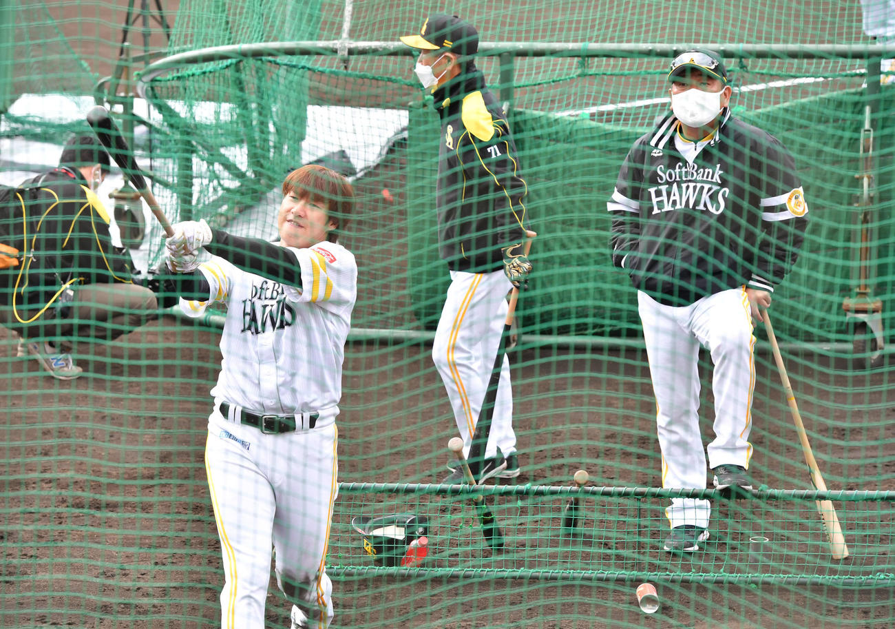 藤本監督（右）が見守る前でティー打撃を行う柳田（撮影・岩下翔太）
