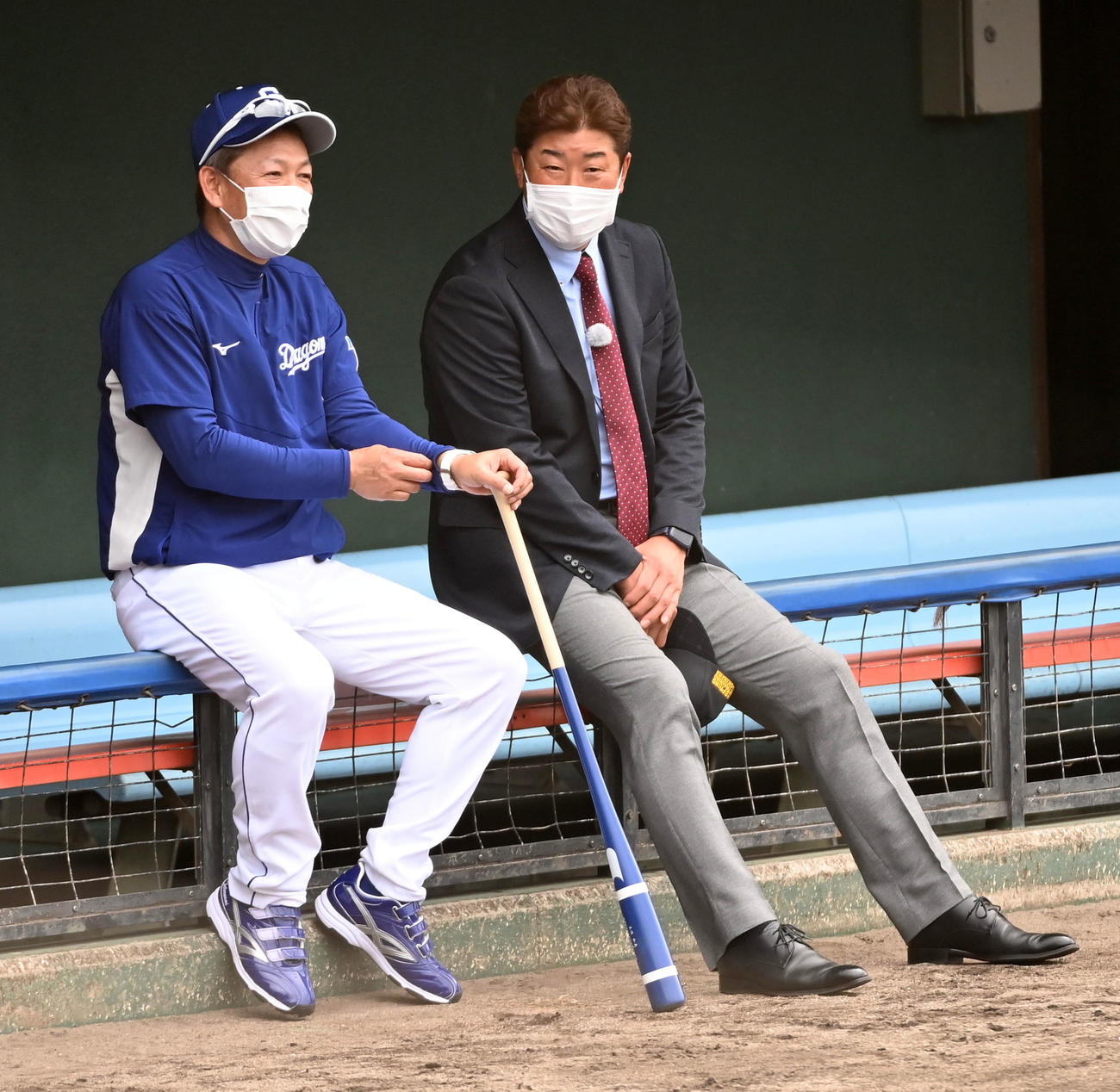 中日キャンプを視察に訪れたPL学園同級生の野村弘樹氏（右）と話す立浪監督（撮影・前岡正明）