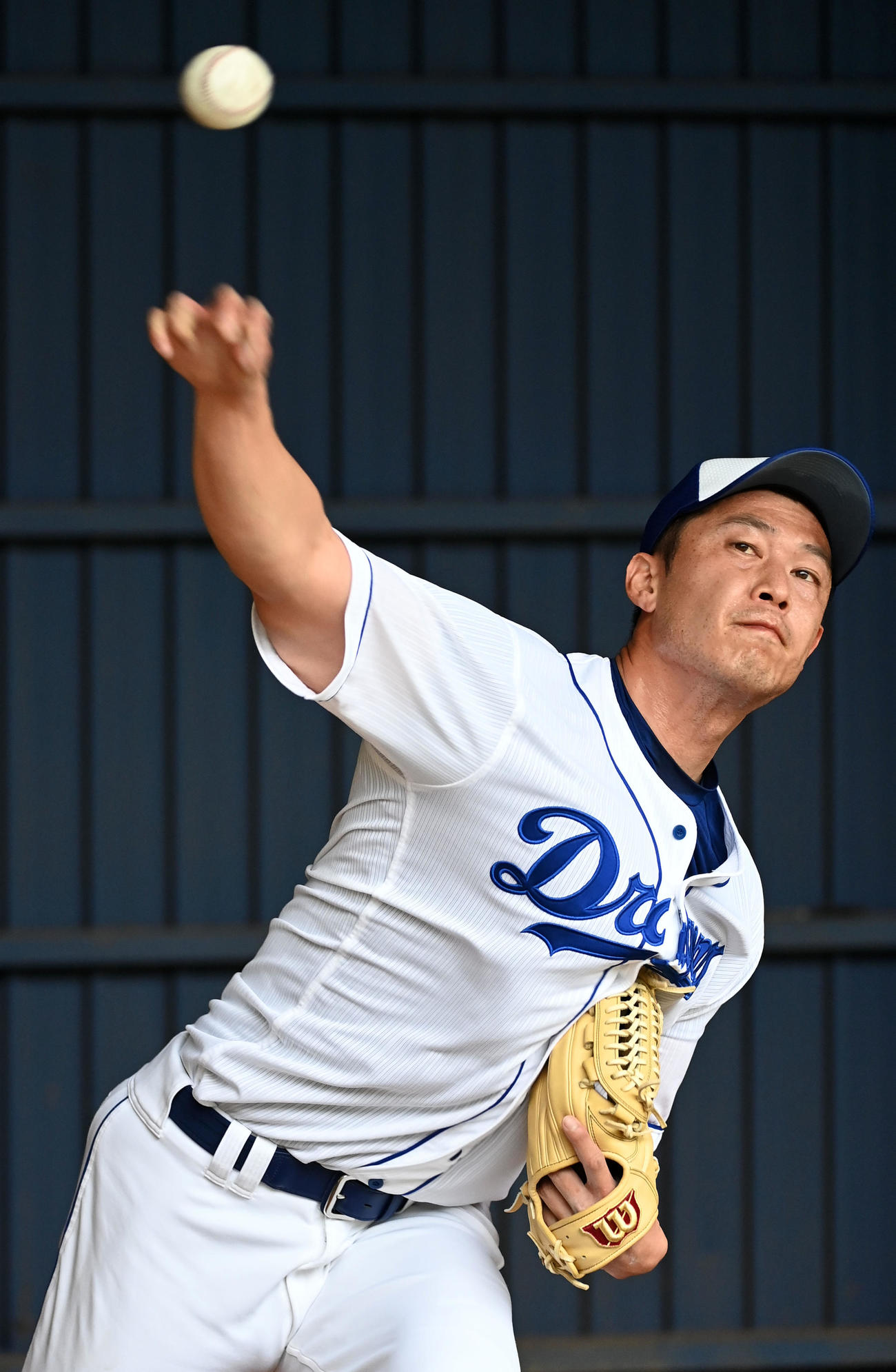 ブルペンで投球練習を行う岩崎（撮影・前岡正明）