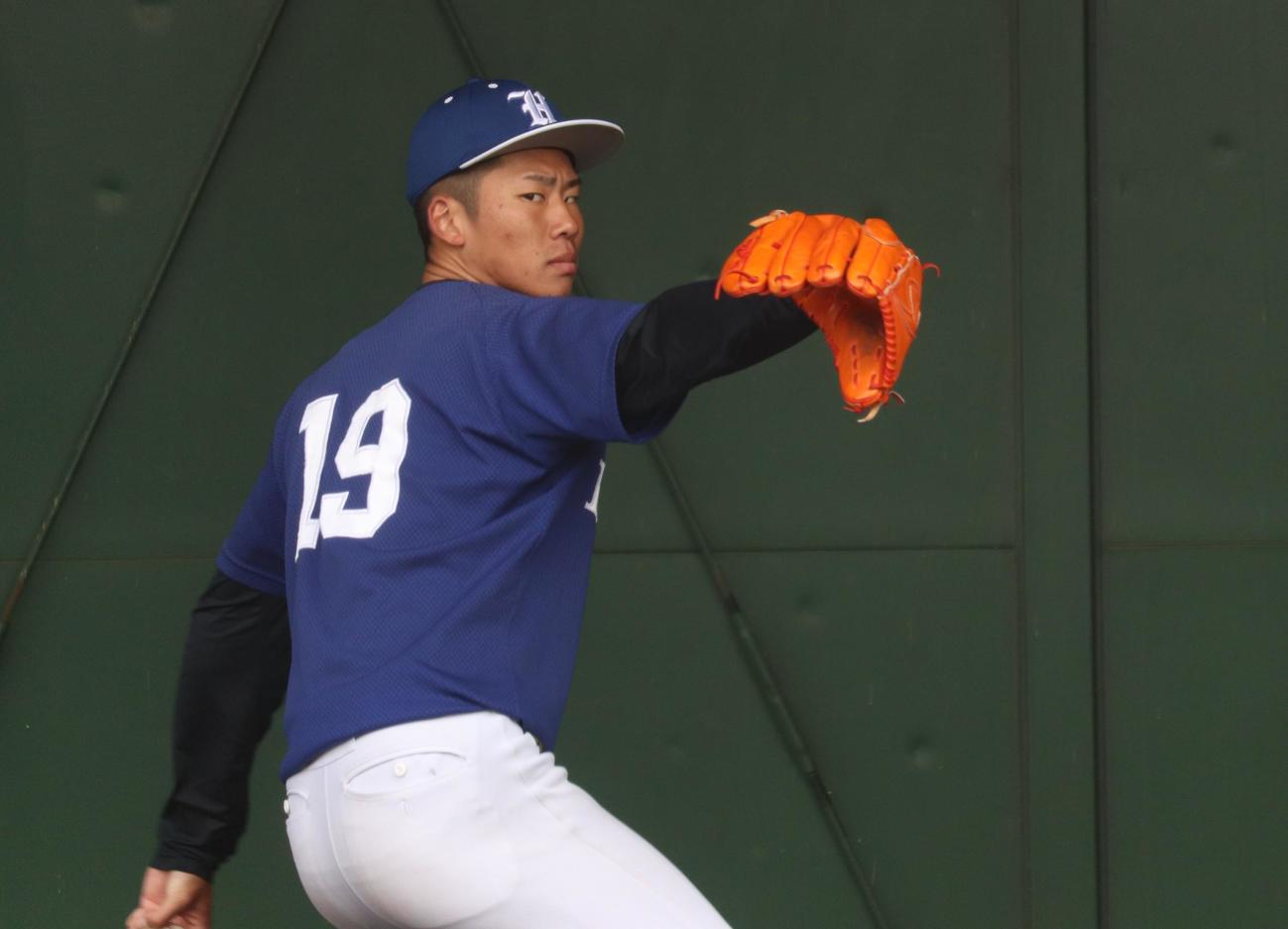 ブルペンにて、気合十分の表情で投球練習を行う白鴎大・曽谷龍平投手（撮影・阿部泰斉）