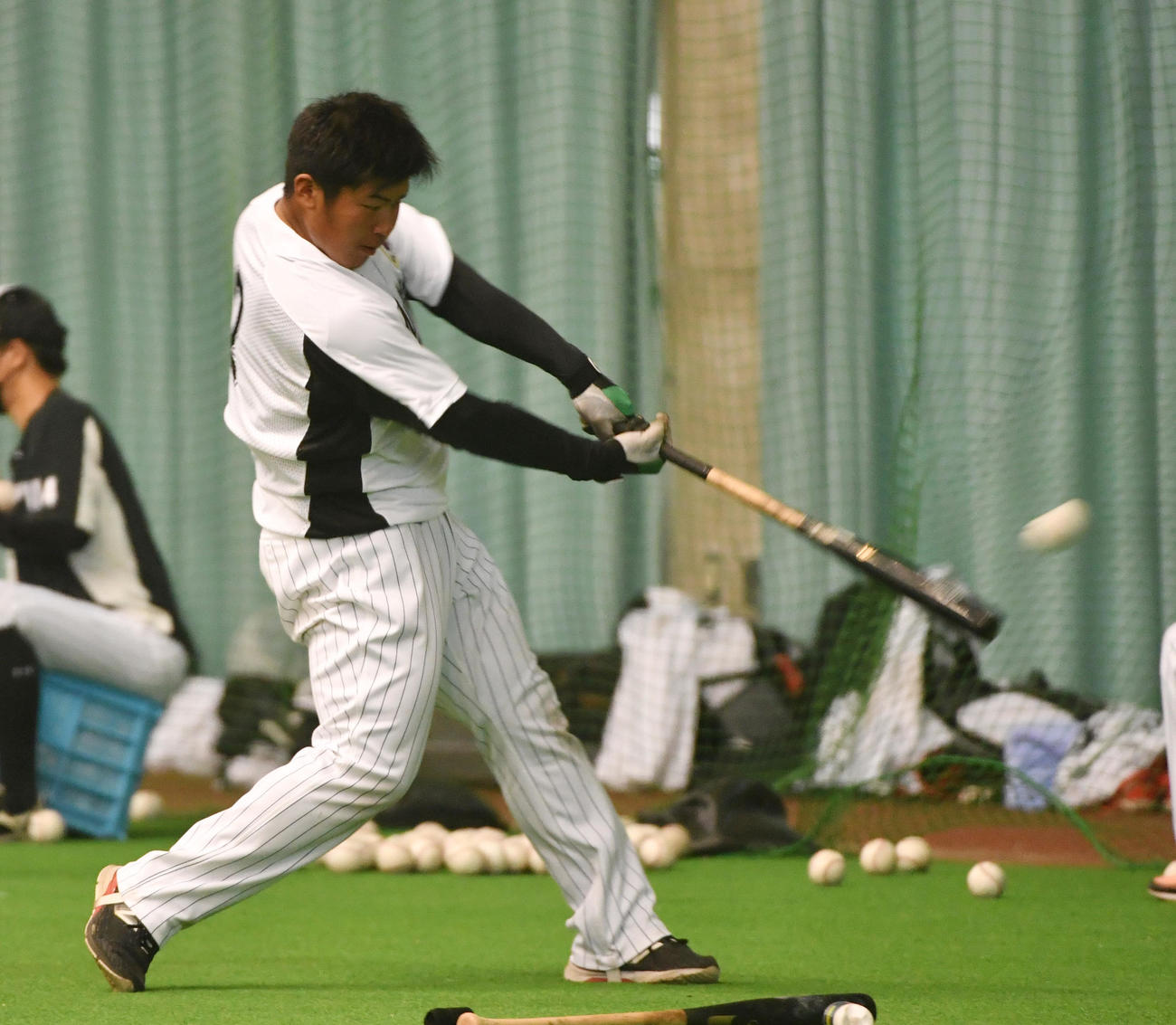 トス打撃をするドラフト1位の松川（撮影・柴田隆二）