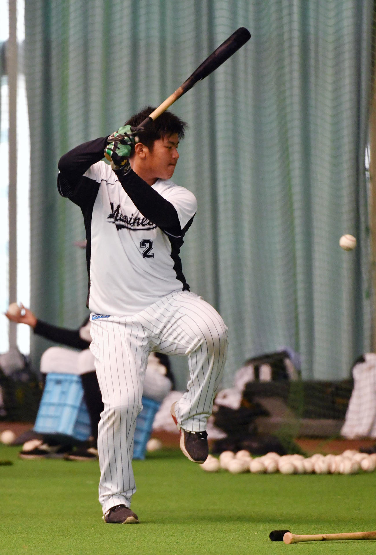 トス打撃をするドラフト1位の松川（撮影・柴田隆二）
