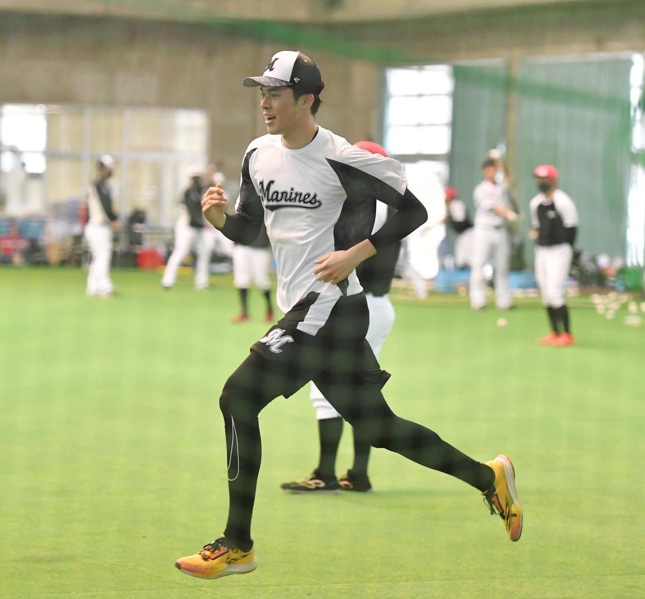 雨天のため、室内練習場で走る佐々木朗（撮影・柴田隆二）