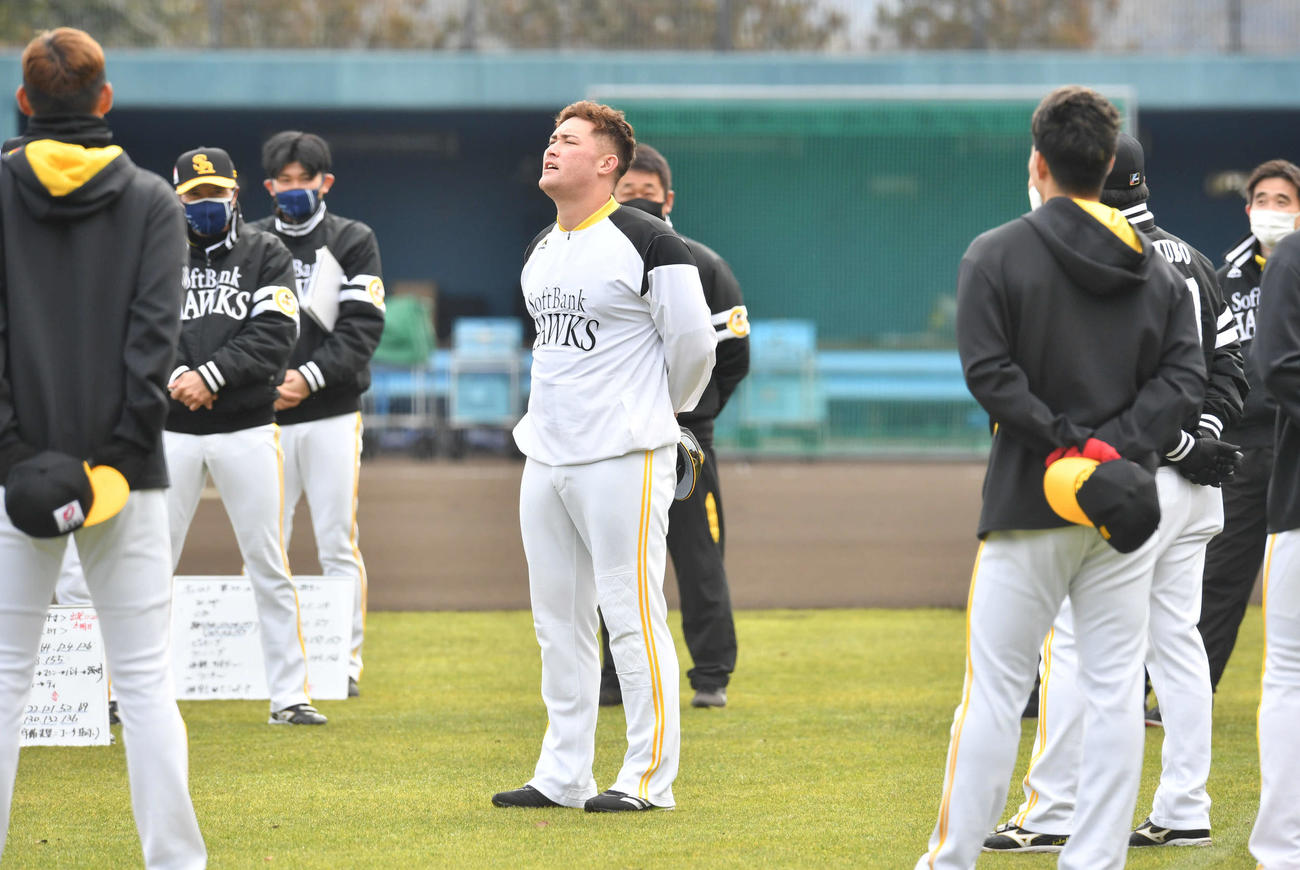 宮崎キャンプに合流し、声出しを行うソフトバンク・リチャード（撮影・岩下翔太）