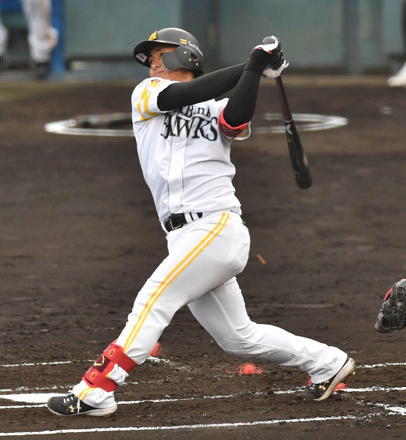 1回裏白組1死一塁、今宮は左中間へ先制2点本塁打を放つ（撮影・岩下翔太）