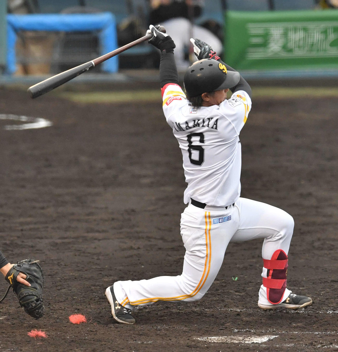 紅白戦　6回裏白組1死、今宮は左前安打を放つ（撮影・岩下翔太）