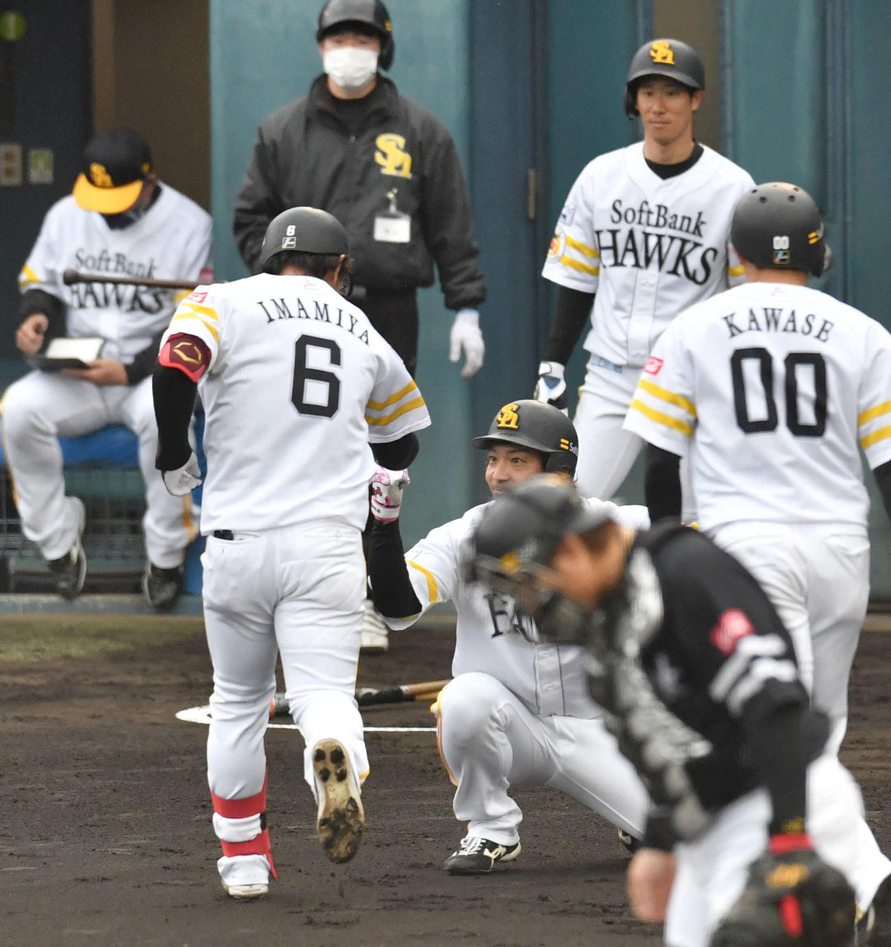紅白戦　1回裏白組1死一塁、左中間へ先制2点本塁打を放った今宮（左）を低い姿勢で迎える松田（撮影・岩下翔太）
