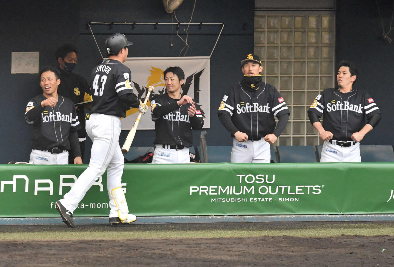 紅白戦　6回表紅組1死一塁、左越え2点本塁打を放った井上（左から2人目）をゴリラポーズで迎える、右から栗原、三森と紅組ナイン（撮影・岩下翔太）