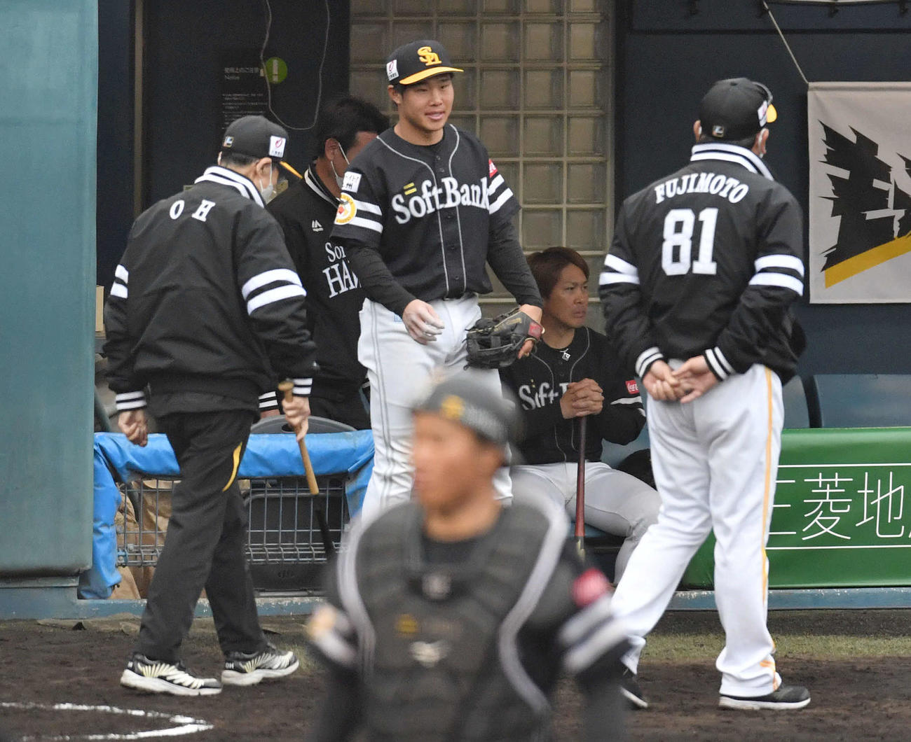 紅白戦で本塁打を放ち、試合後に王球団会長（左）、藤本監督（右）から声をかけられて笑顔を見せる井上（撮影・岩下翔太）