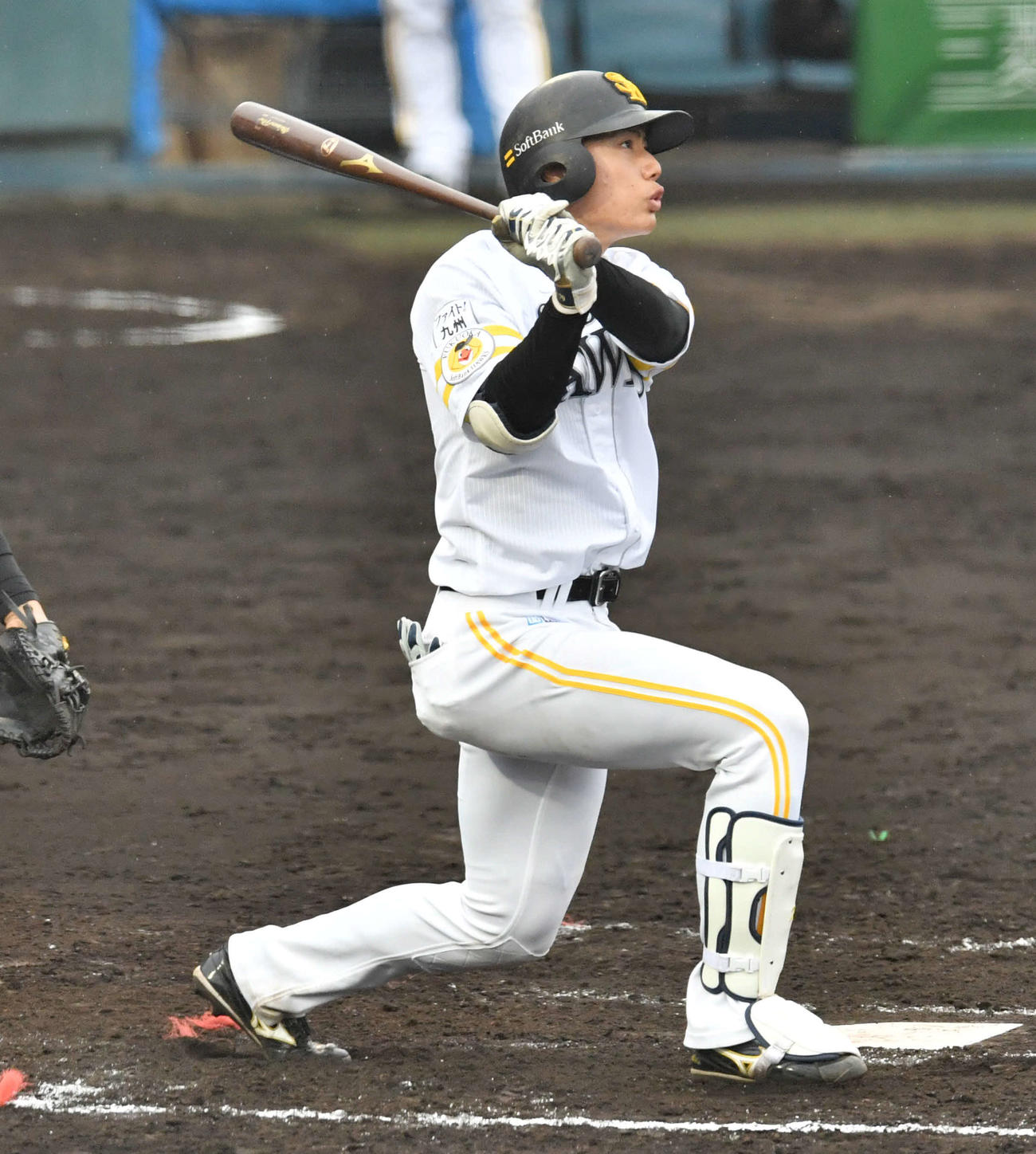 紅白戦　5回裏白組無死一塁、渡辺は右越え2点本塁打を放つ（撮影・岩下翔太）
