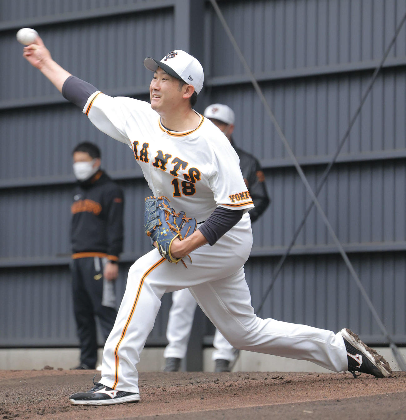 ブルペン投球する巨人菅野（撮影・河田真司）