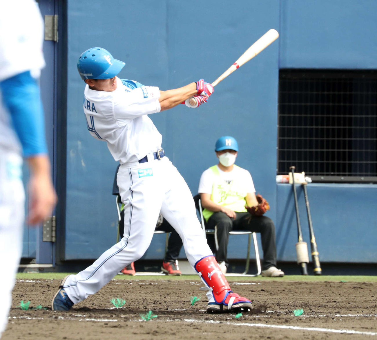 紅白戦　白組1死満塁、左越え満塁本塁打を放つ野村（撮影・黒川智章）