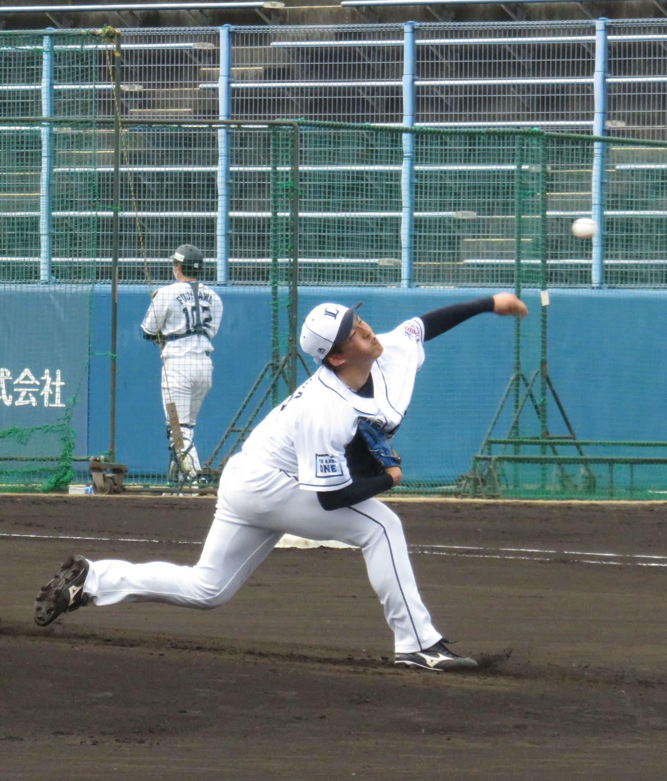 シート打撃で登板する西武隅田