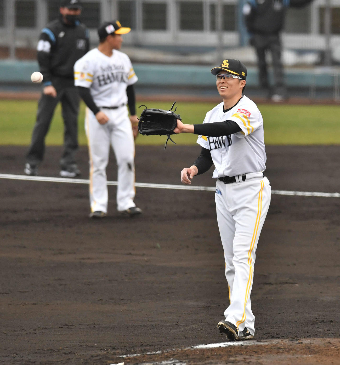 紅白戦　2回表紅組無死一塁、一塁走者の中村晃をけん制で刺し、笑顔を見せる田中正（撮影・岩下翔太）