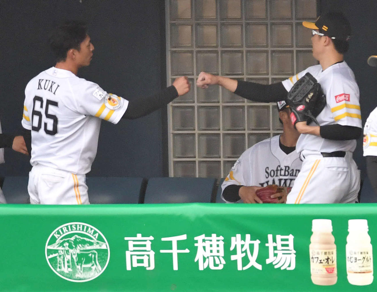 紅白戦　1回表紅組2死一塁、栗原の盗塁を阻止した九鬼（左）とベンチでグータッチする田中正（撮影・岩下翔太）