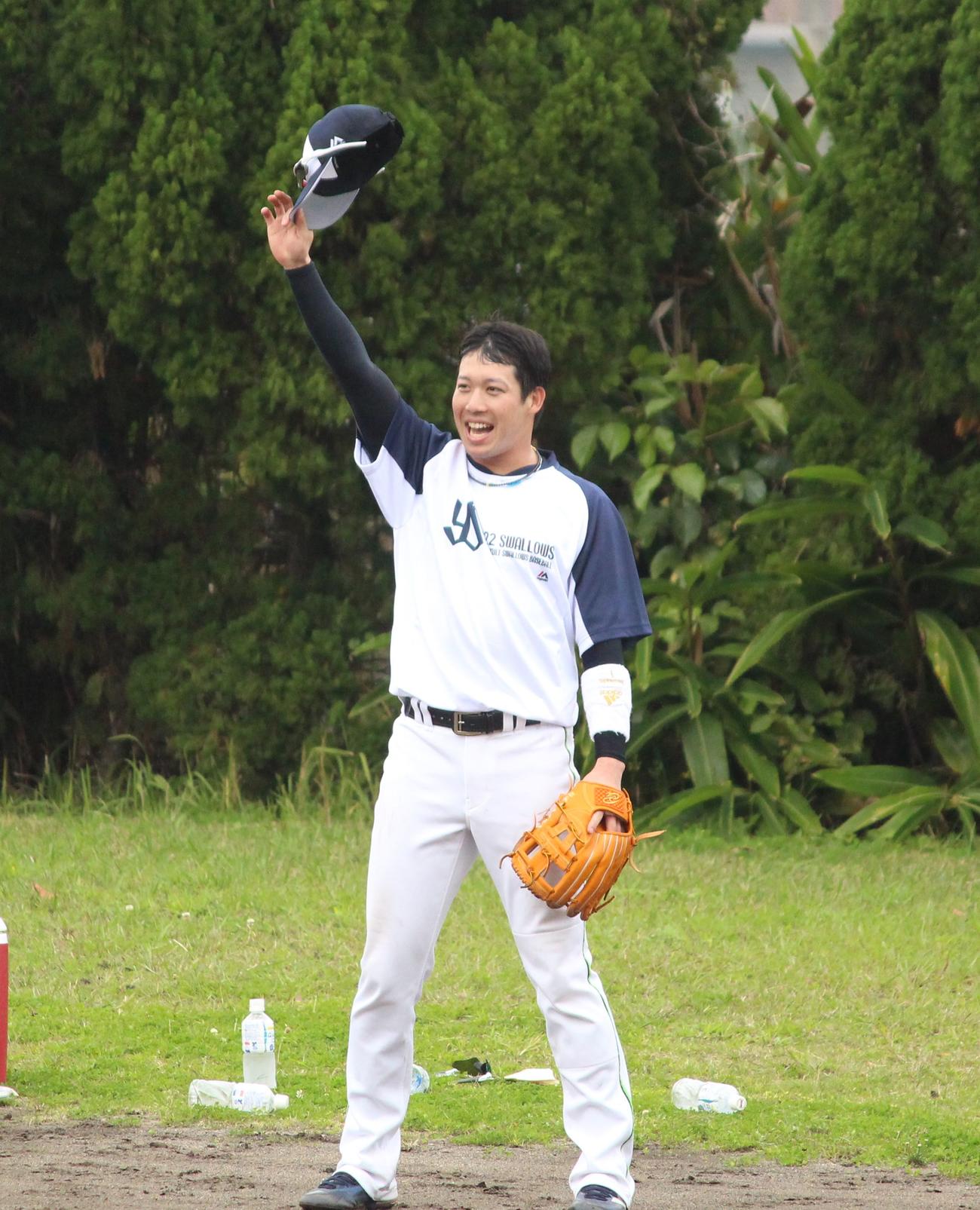 特守を終え、帽子をとってあいさつをするヤクルト山田（撮影：保坂恭子）