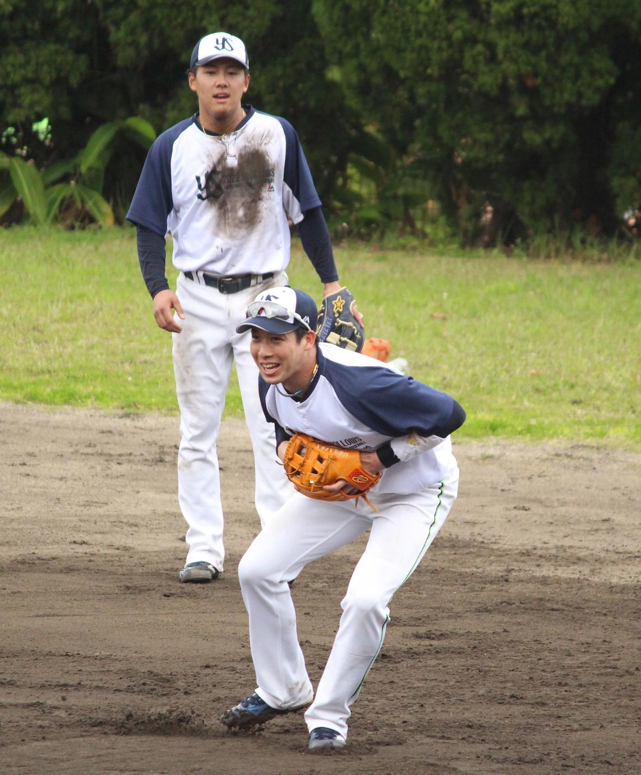 特守で笑顔を見せるヤクルト山田（手前）（撮影：保坂恭子）