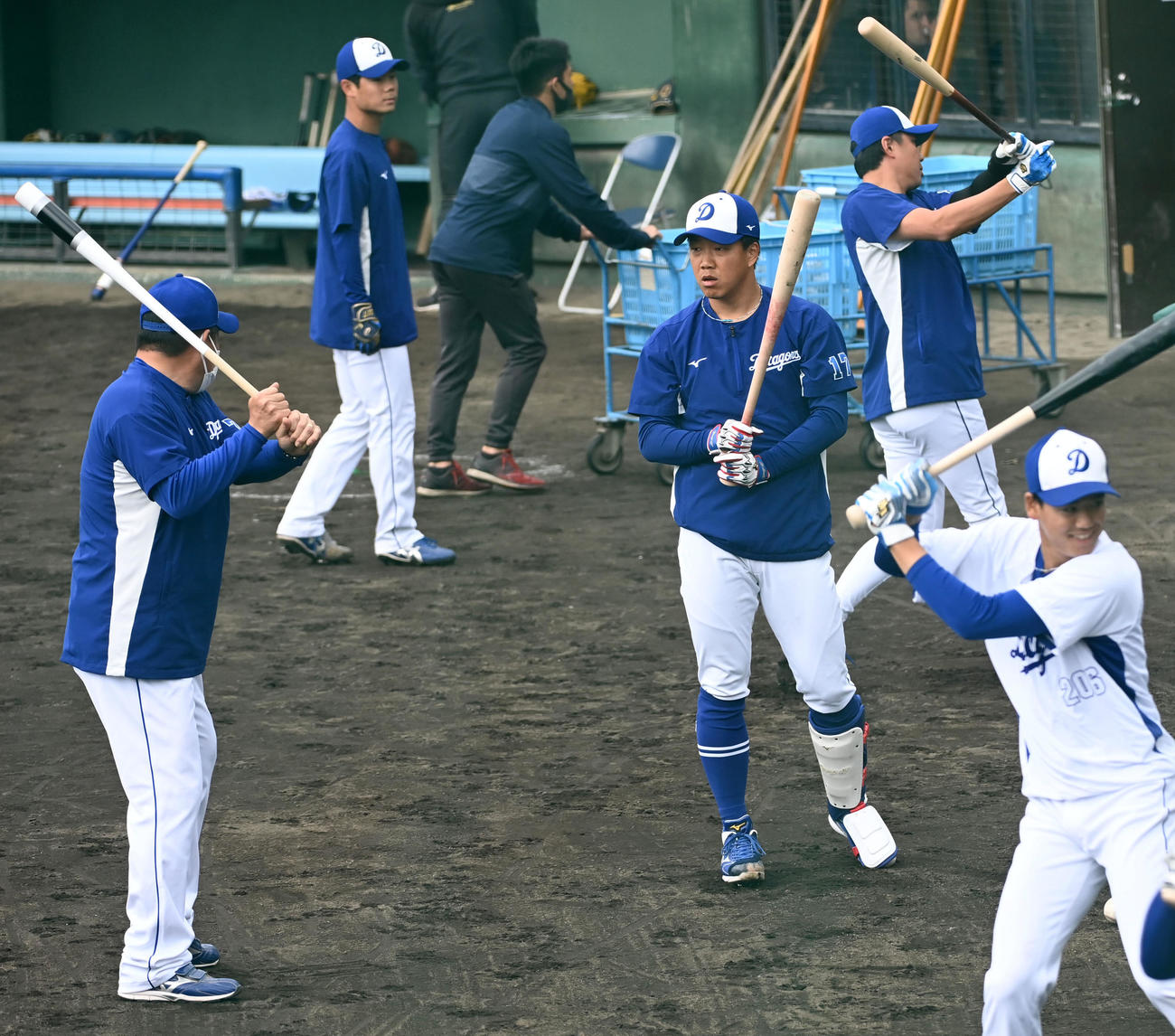 投手陣の打撃練習で中村コーチ（左）からアドバイスを受ける柳（撮影・前岡正明）