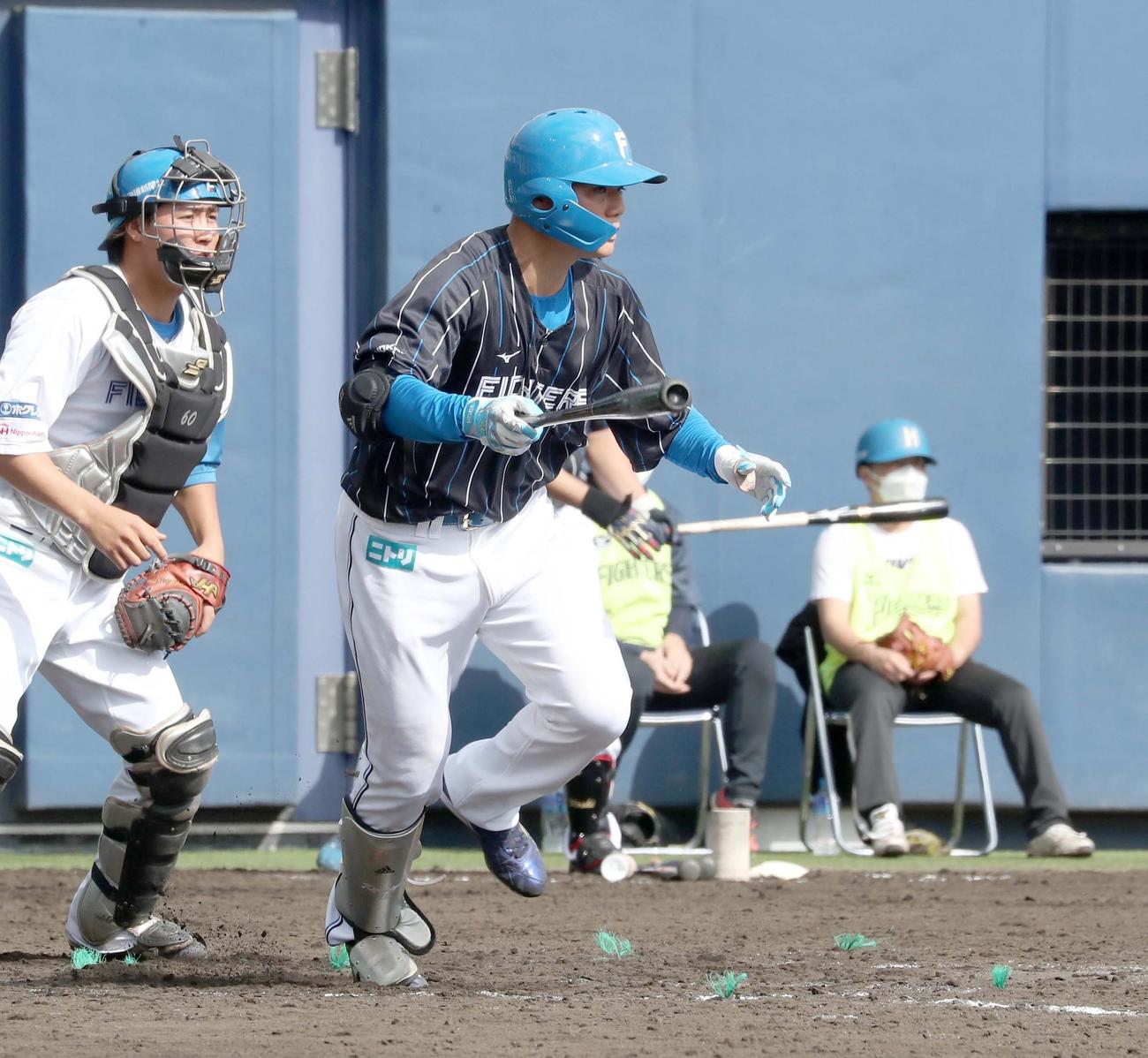 紅白戦　紅組1死一、三塁、右前適時打を放つ清宮（撮影・黒川智章）