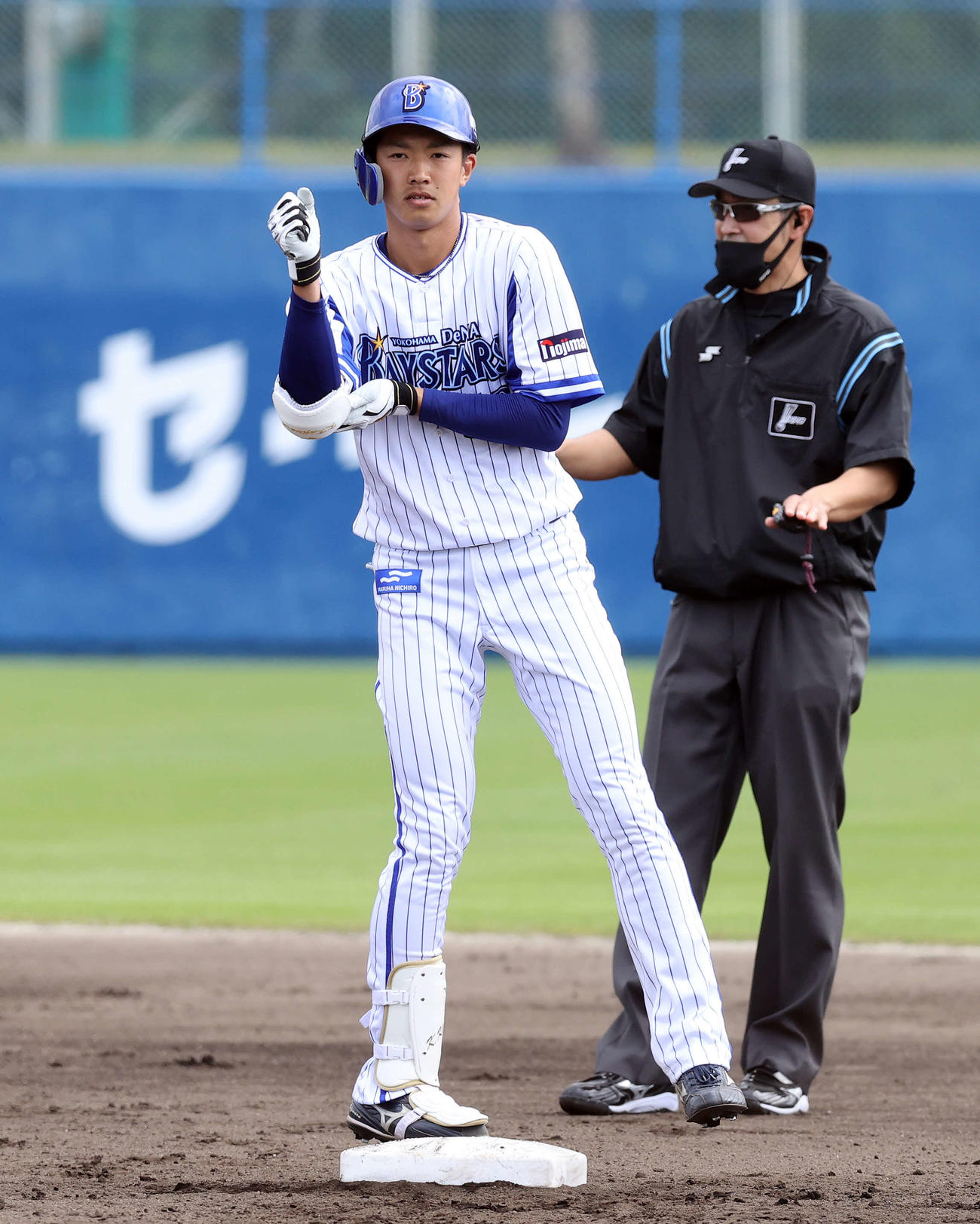 DeNA紅白戦　白組対紅組　4回裏DeNA白組無死、梶原は右線二塁打を放つ（撮影・鈴木正人）