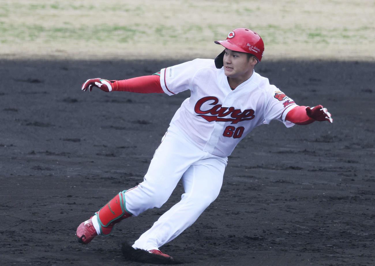 広島紅白戦　2回裏白組2死一塁、今日1軍キャンプに合流したドラフト4位の田村は左越え二塁打を放つ（撮影・加藤孝規）
