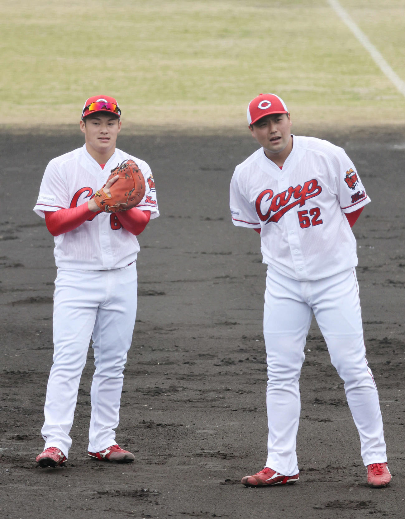 1軍キャンプに合流した広島ドラフト4位の田村俊介（左）。右はドラフト6位の末包（撮影・加藤孝規）