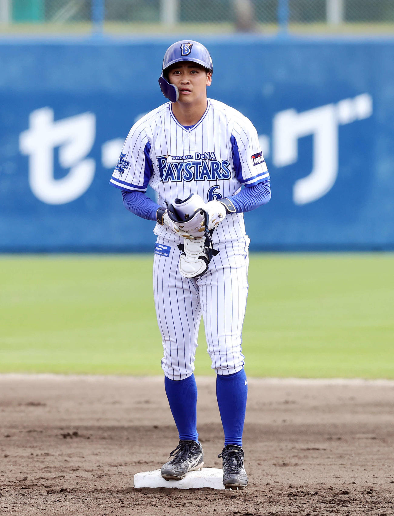 DeNA紅白戦　白組対紅組　4回裏DeNA白組無死二塁、森は右中間適時二塁打を放つ（撮影・鈴木正人）