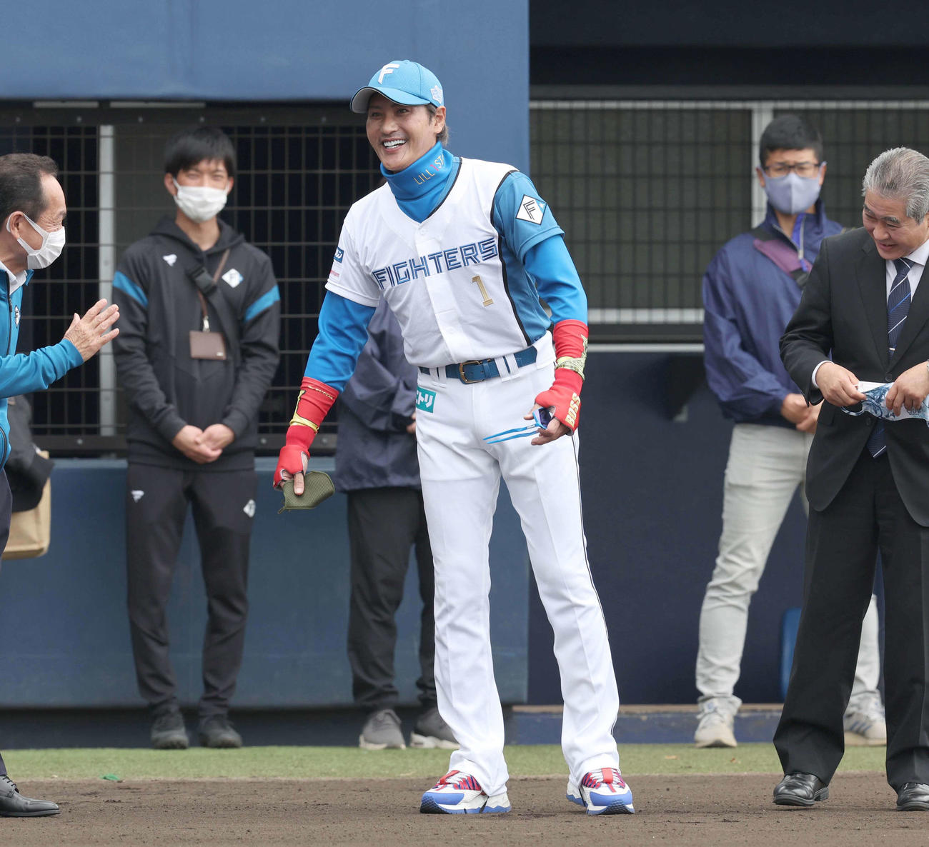 ユニホーム姿を披露する日本ハム新庄監督（撮影・黒川智章）
