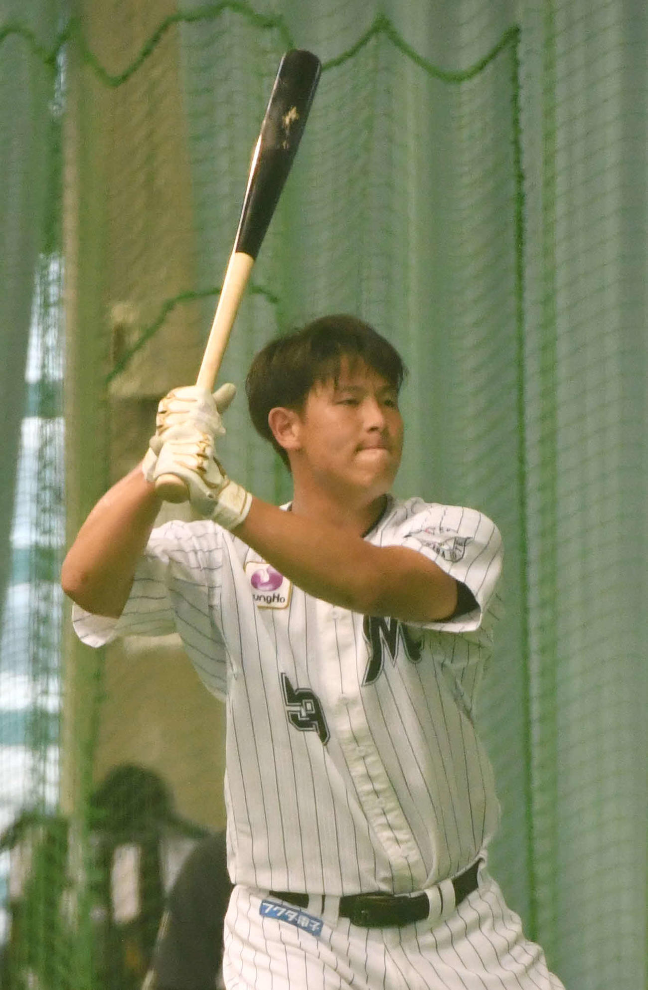 トス打撃の合間に気合の入った表情のロッテ西川（撮影・柴田隆二）