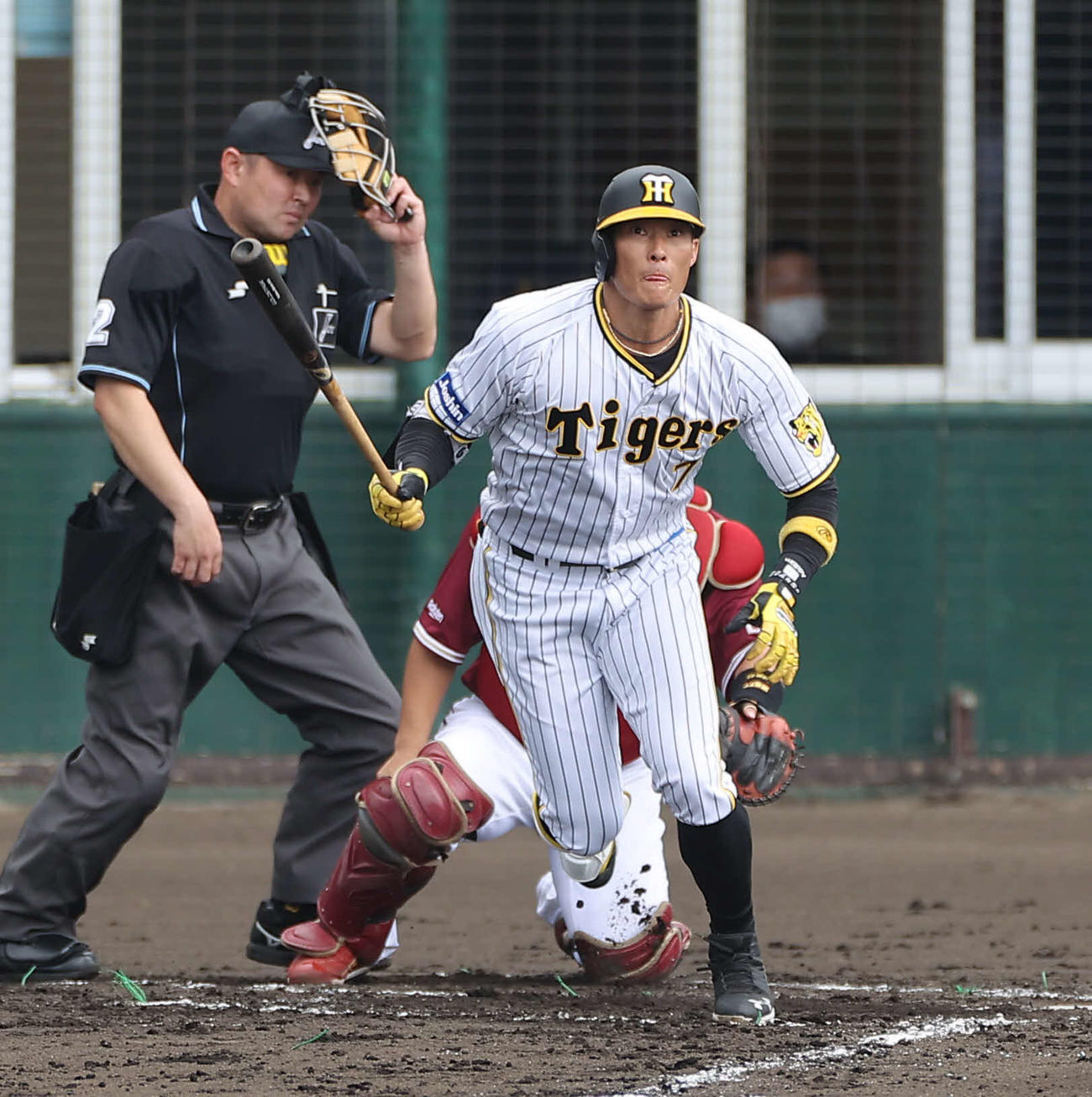 3回裏阪神2死、糸井は右前打を放つ（撮影・上山淳一）