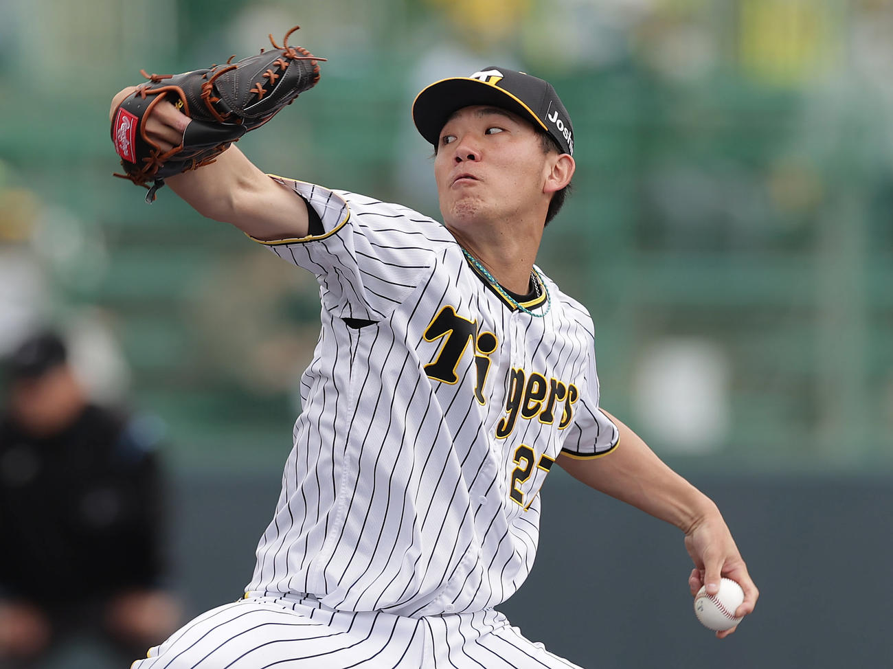 阪神対楽天　2回表、黒川にフォークを投じる伊藤将（撮影・前田充）