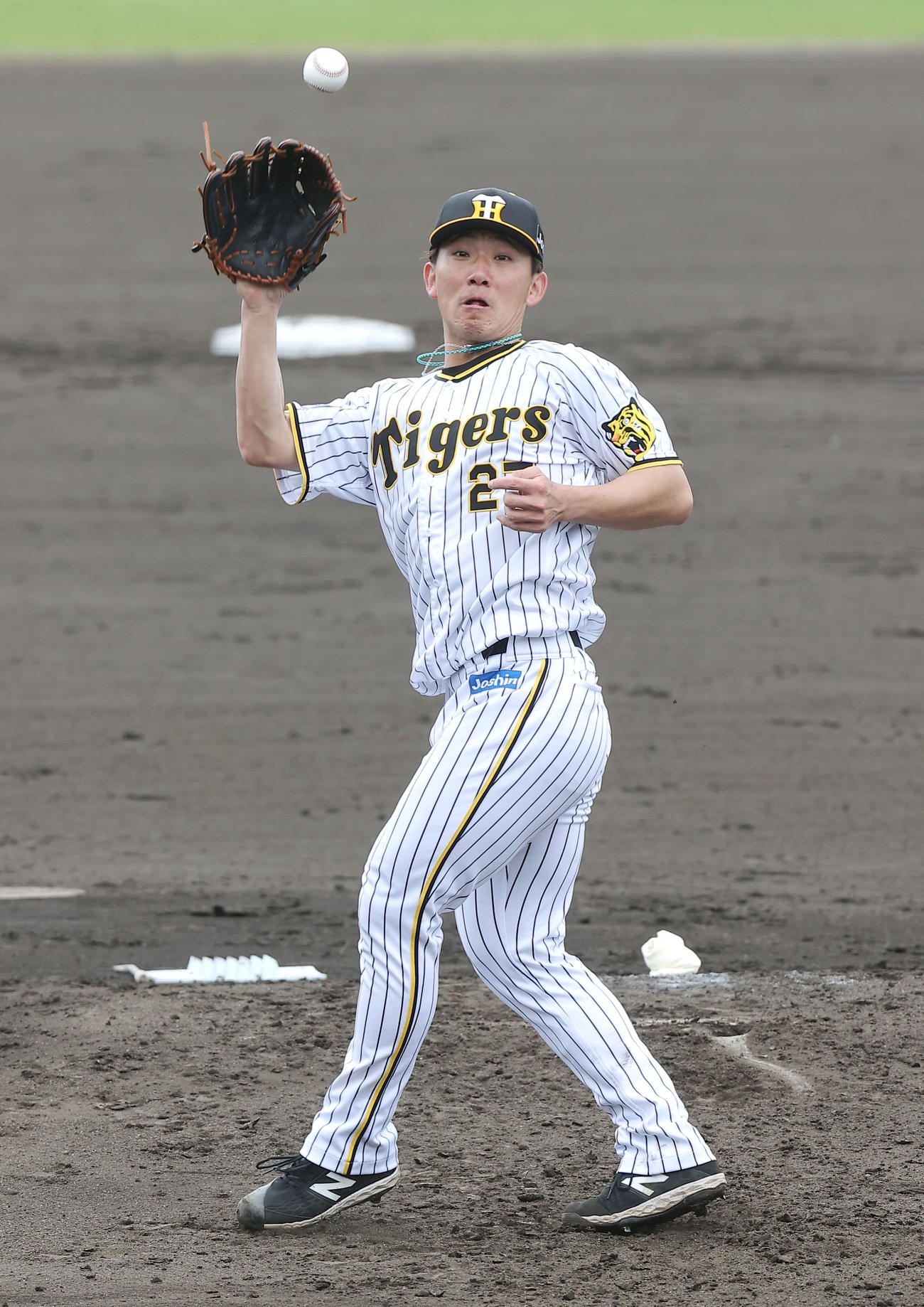 練習試合・阪神対楽天　3回表楽天2死一塁、伊藤将は渡辺佳の打球にグラブを差し出すが捕球出来ずも、遊撃手木浪がキャッチし遊直となる（撮影・上山淳一）