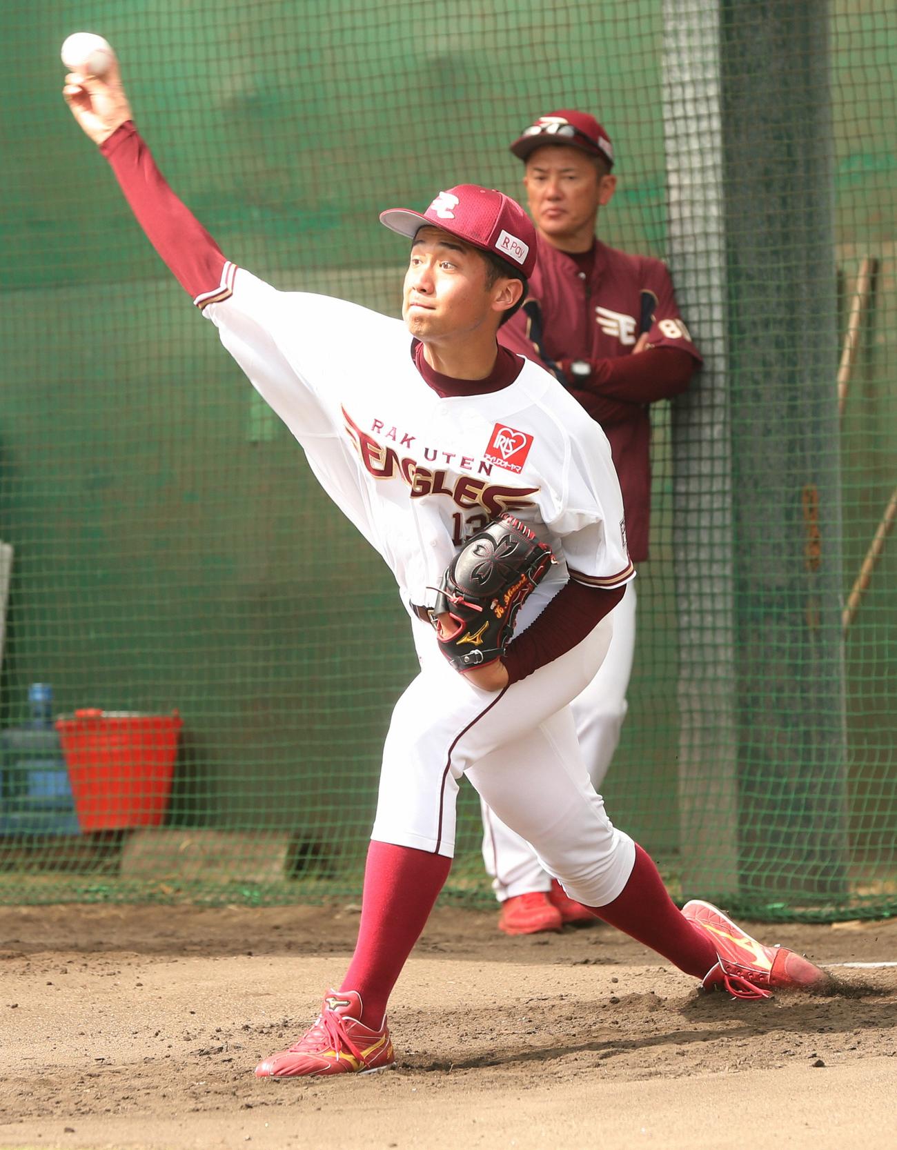 ブルペンで投球する小峯新陸（2020年2月4日撮影）