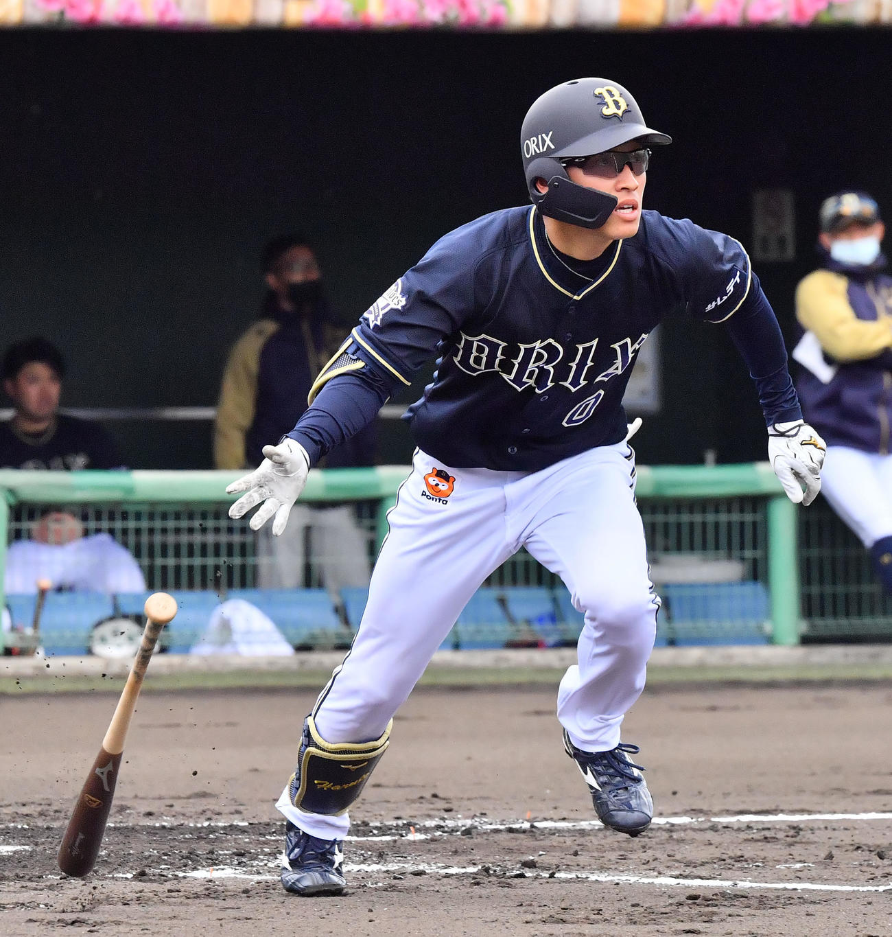 3回表紅1死、右翼線に二塁打を放つオリックス渡部（撮影・和賀正仁）