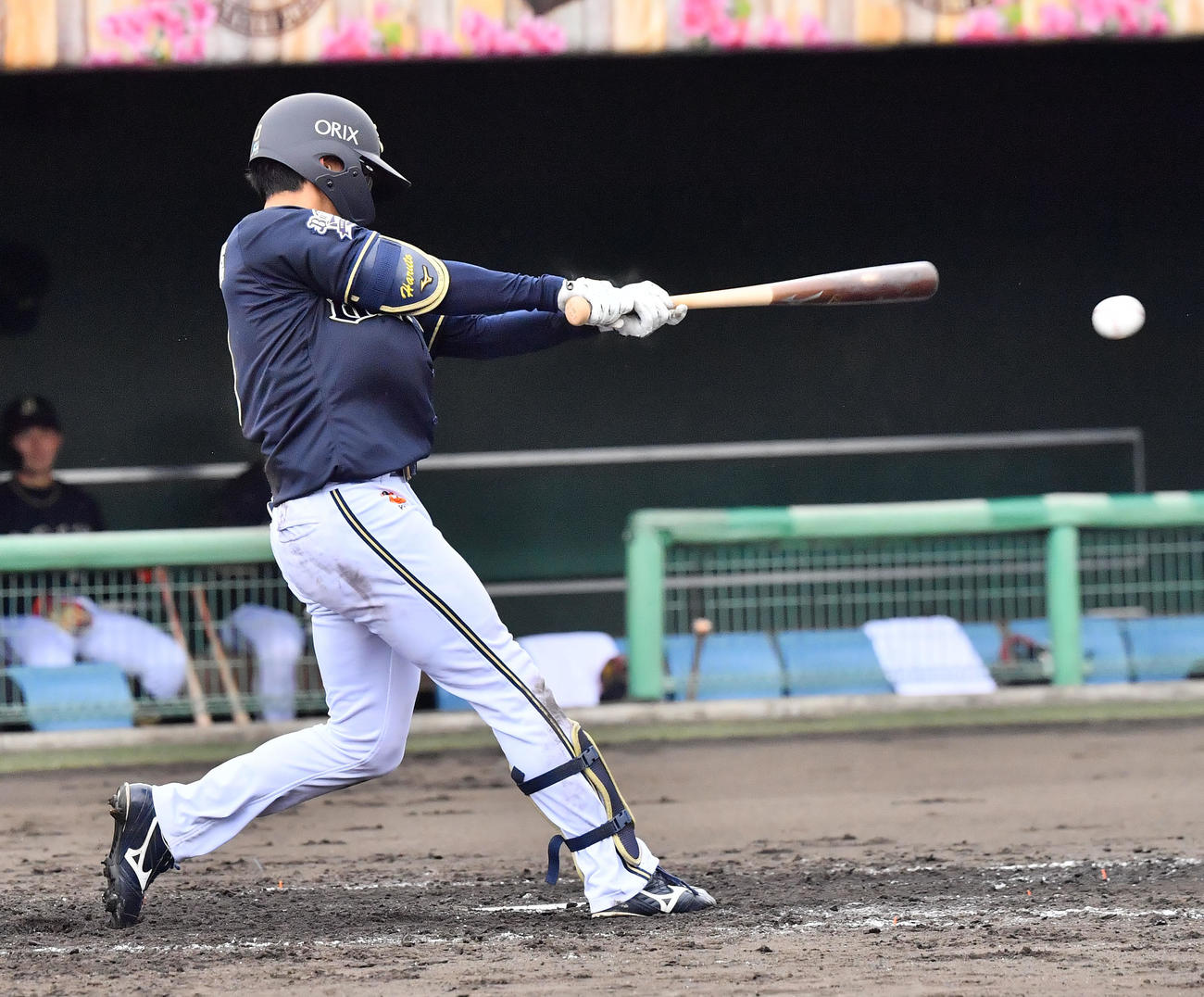 紅白戦　5回表紅無死、一塁を強襲する内野安打を放つオリックス渡部（撮影・和賀正仁）