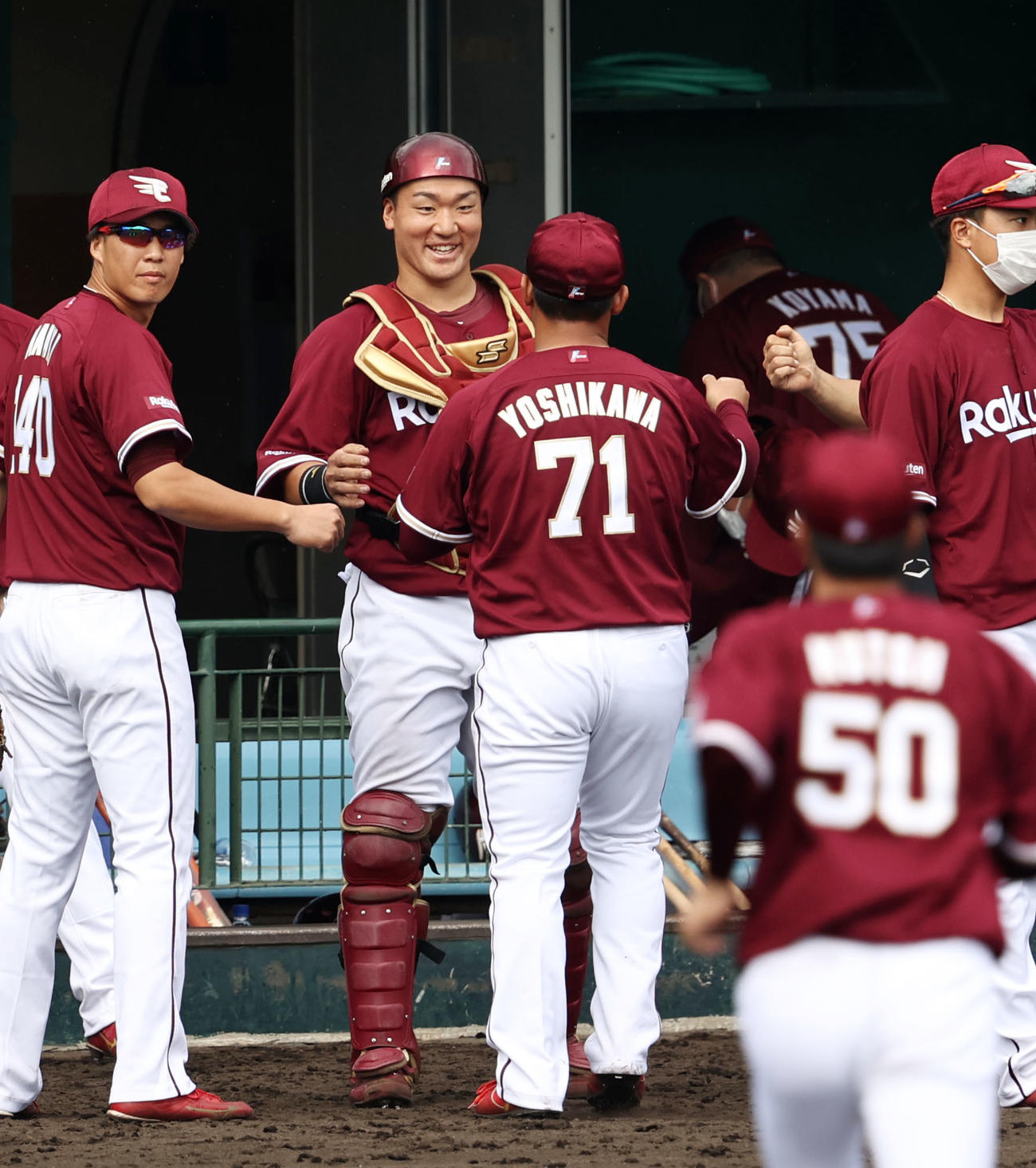 阪神対楽天　6回裏阪神2死一塁、途中出場の安田は吉川（右）を笑顔で出迎える（撮影・加藤哉）