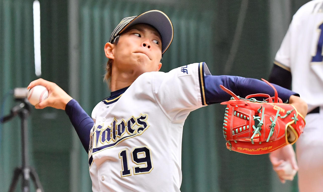 今キャンプ、初めてブルペンに入ったオリックス山岡（撮影・和賀正仁）