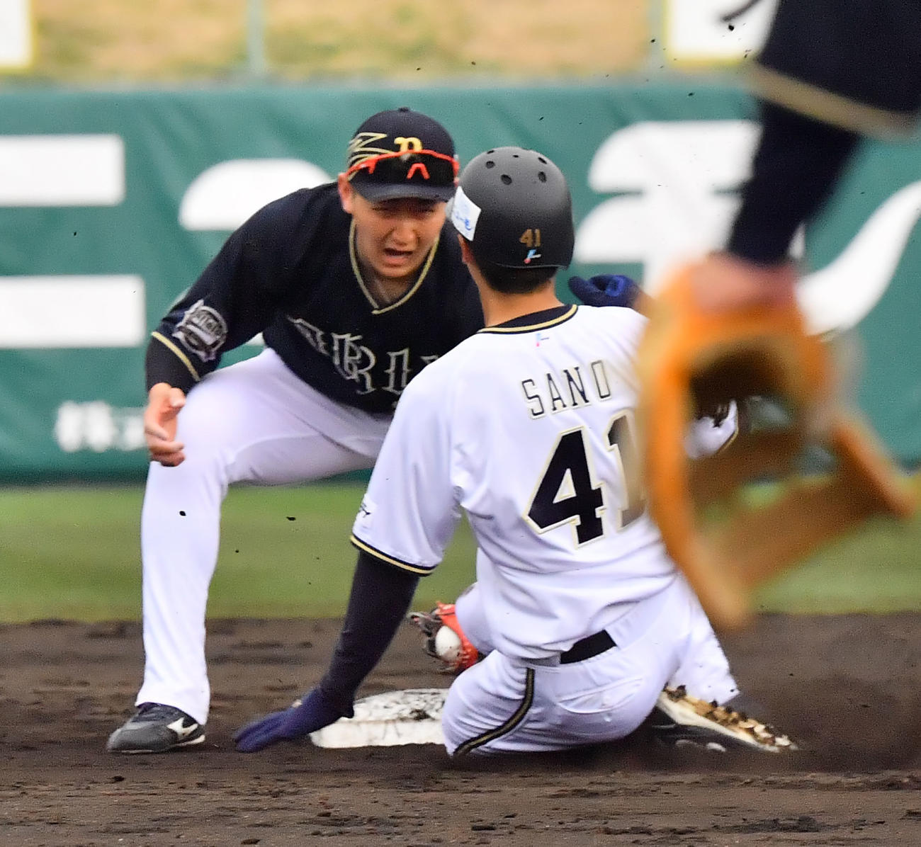 6回裏白無死、二盗を狙った佐野皓はタッチアウト、野手紅林（撮影・和賀正仁）