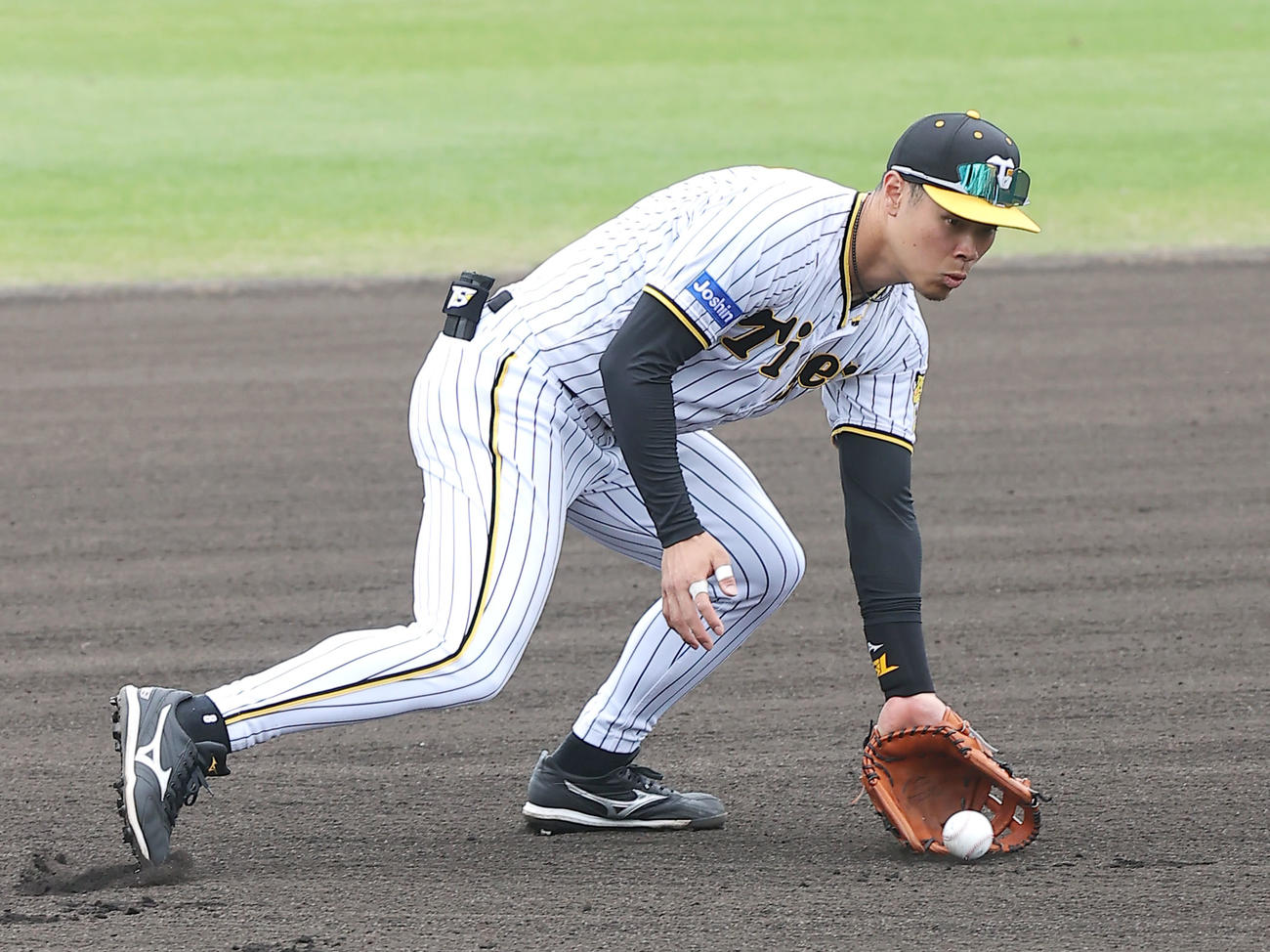 練習試合・阪神対楽天　1回表楽天2死二塁、佐藤輝は和田恋の三ゴロを捕球する（撮影・上山淳一）