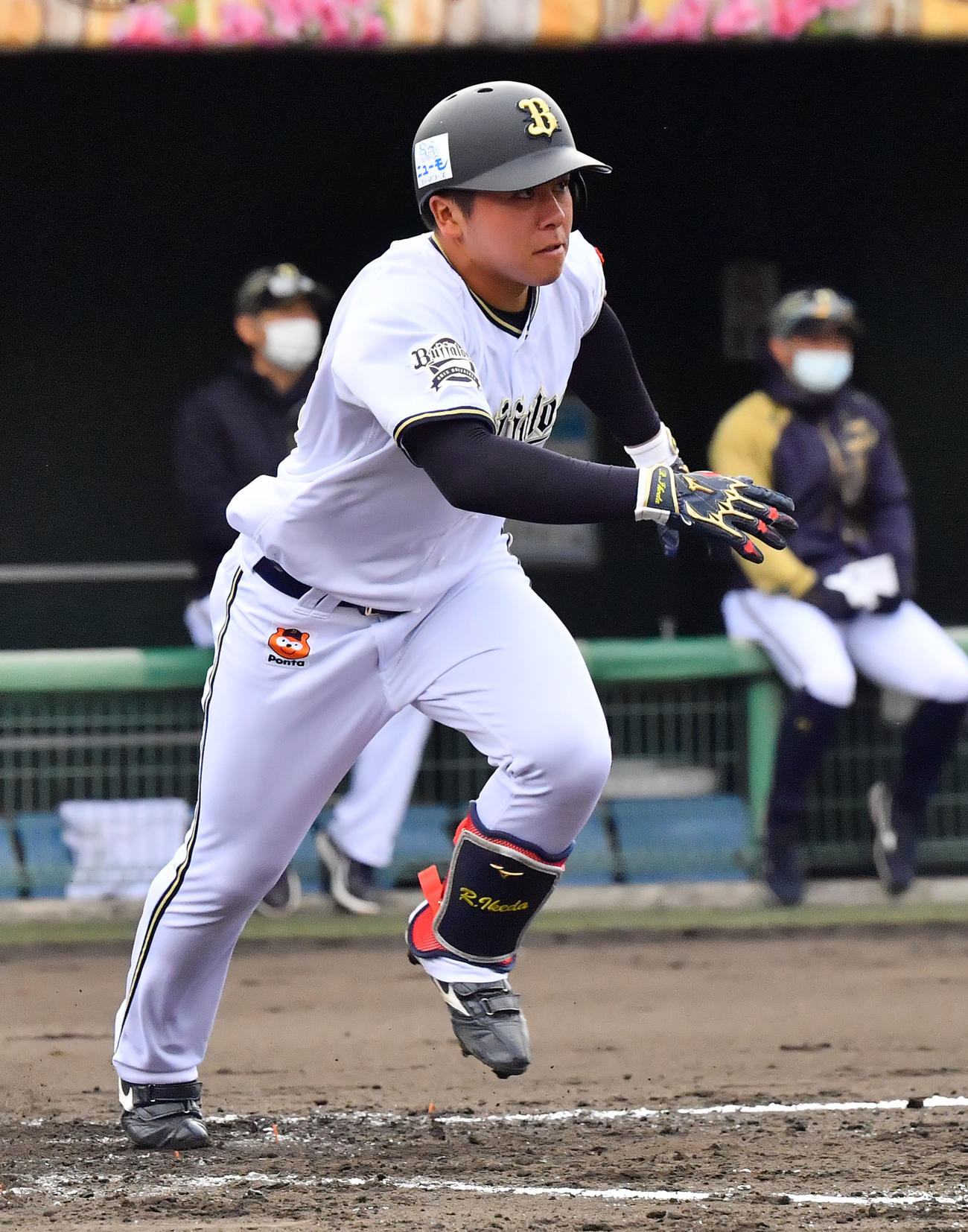 4回裏白無死、右前打を放つオリックス池田（撮影・和賀正仁）