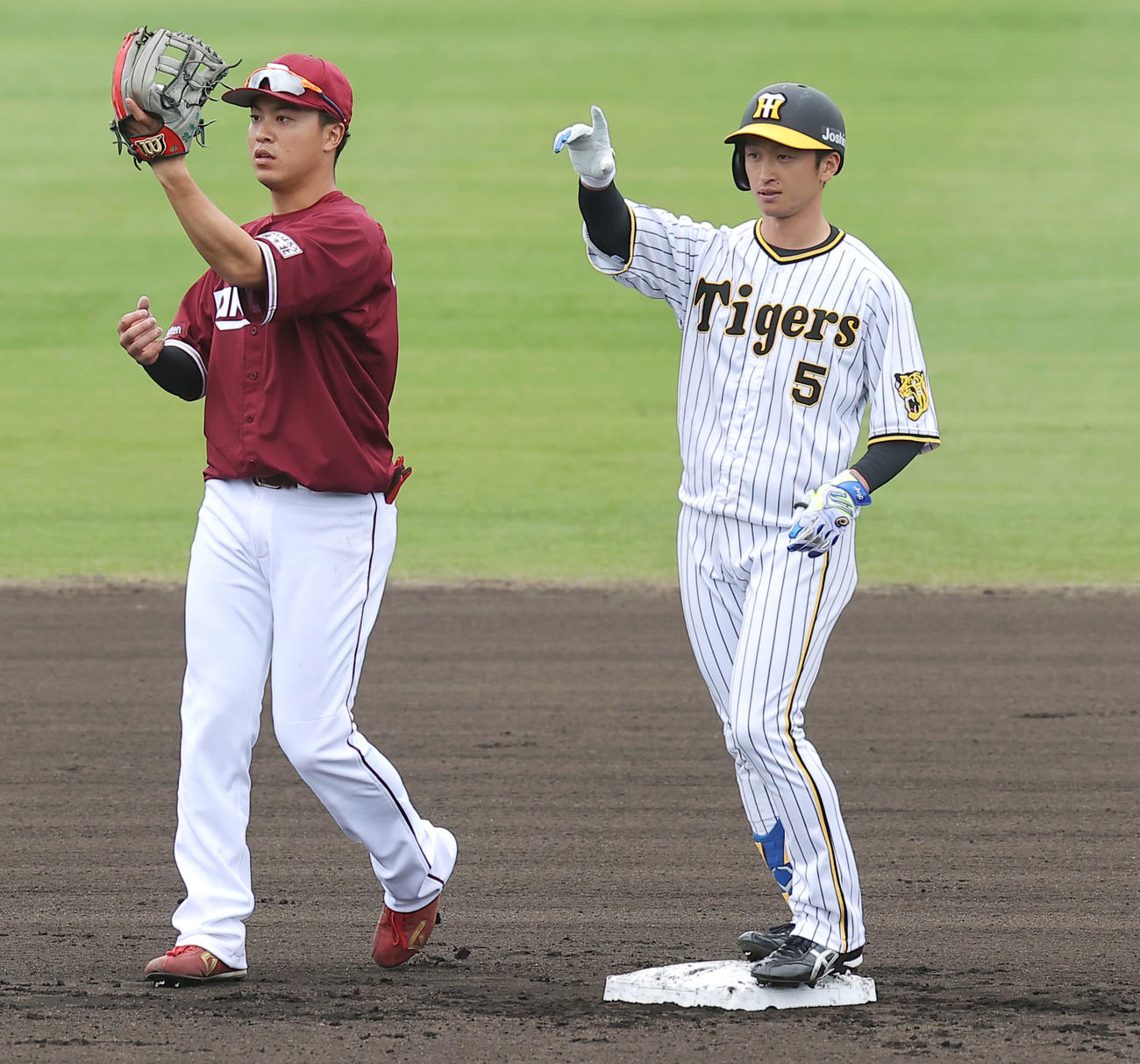 練習試合・阪神対楽天　1回裏阪神無死、近本（右）は左中間に二塁打を放ちベンチへ向かってポーズする（撮影・上山淳一）