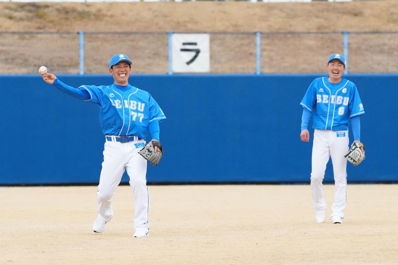 復刻ユニホームを着て動画撮影をする西武松井ヘッドコーチ（左）と源田