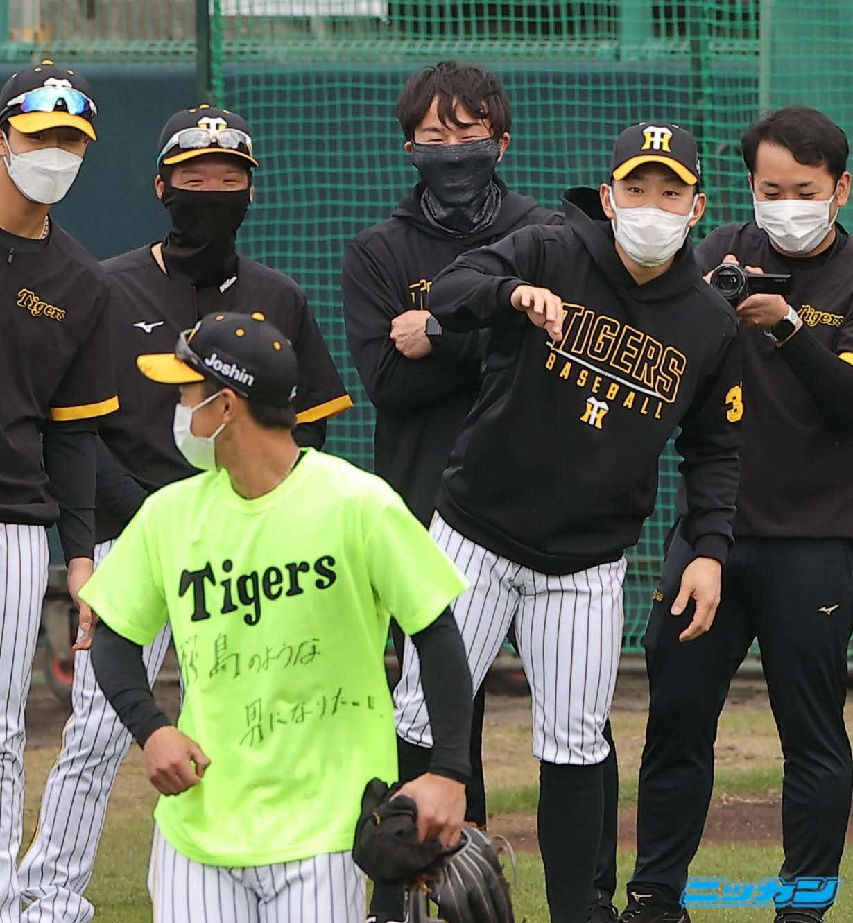 ワンデーキャプテンの熊谷がTシャツに書き込んだ「打倒糸原健斗」に驚く糸原（撮影・上山淳一）