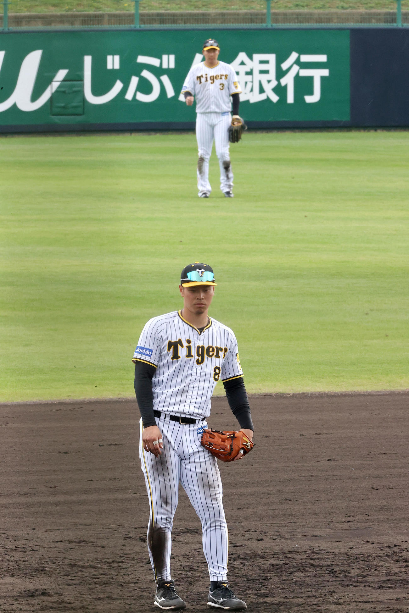 楽天戦で三塁を守る佐藤輝（手前）と左翼手大山（撮影・上山淳一）
