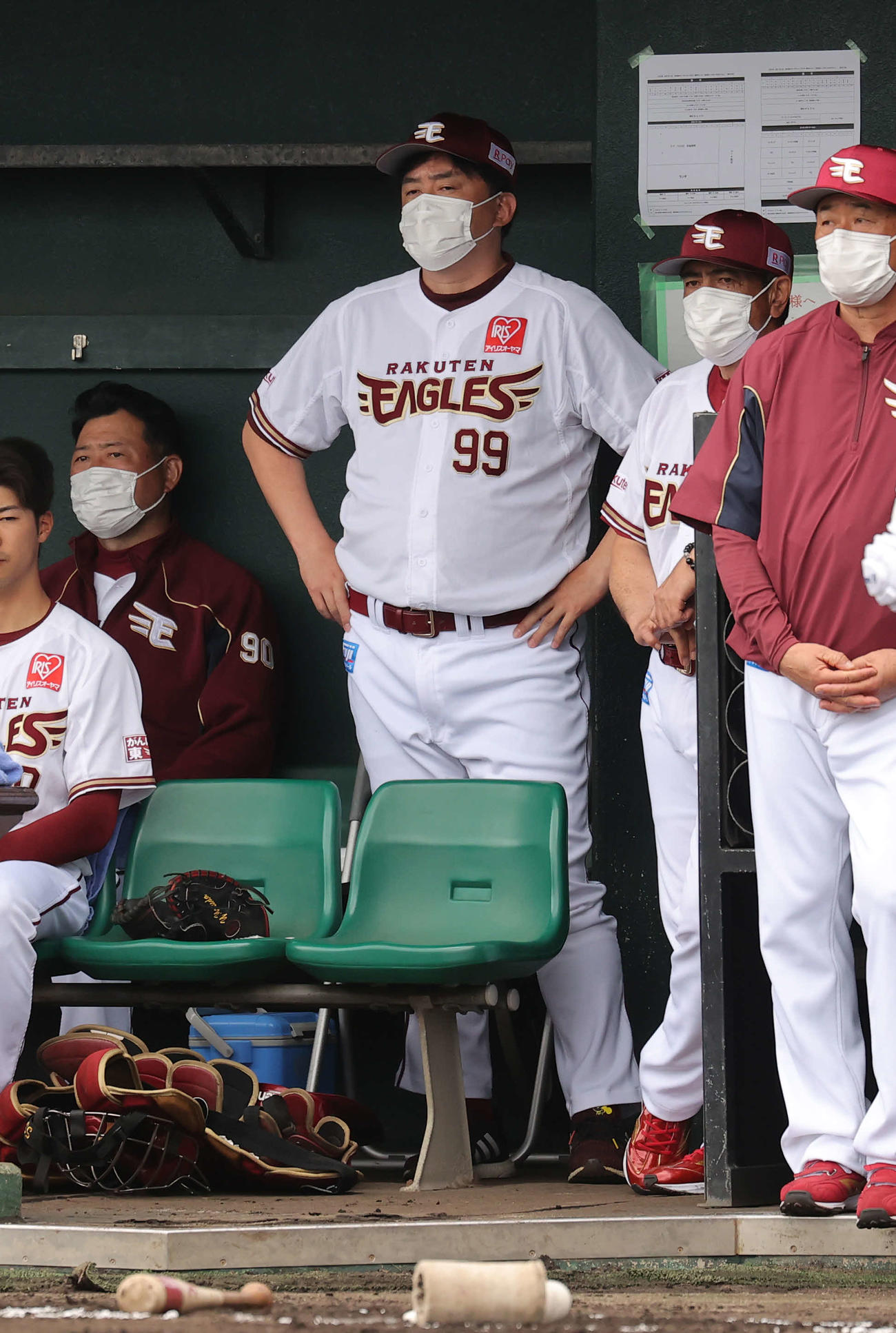 練習試合　楽天対日本ハム　ベンチから険しい表情で戦況を見つめる石井GM兼監督（撮影・河野匠）