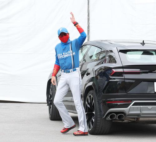 金武ベースボールスタジアムに到着した日本ハム新庄監督（撮影・黒川智章）