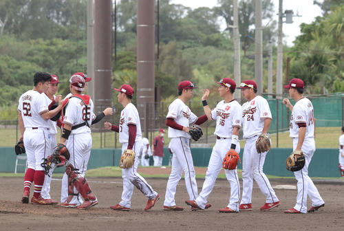 練習試合　楽天対日本ハム　日本ハムに勝利しタッチを交わす楽天ナイン（撮影・河野匠）