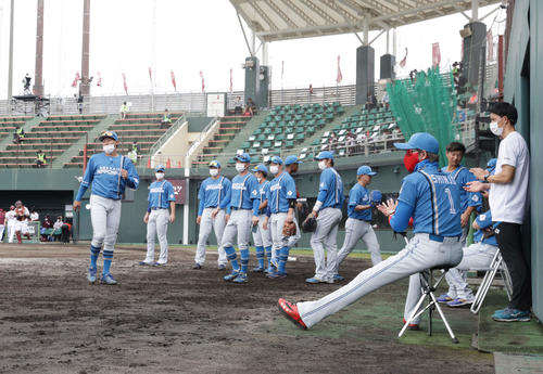 練習試合　楽天対日本ハム　2回裏を終え、ナインを迎える新庄監督（右手前）（撮影・河野匠）
