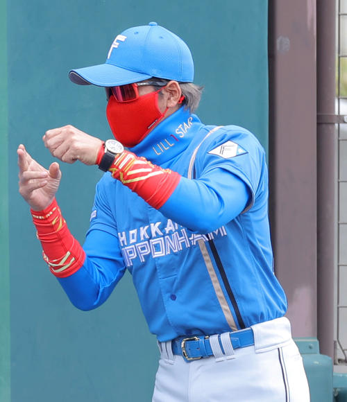 楽天対日本ハム　2回裏、身振りを交え会話する日本ハム新庄監督（撮影・河田真司）